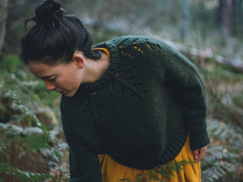 Ejemplo de un jersey Helecho con canesú en talla adulta disponible en la descarga de Carmen García de Mora.