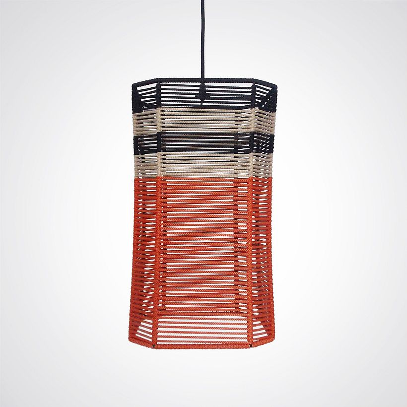 Struttura in fil di ferro intrecciata a mano . Materiale : PPL 5 mm