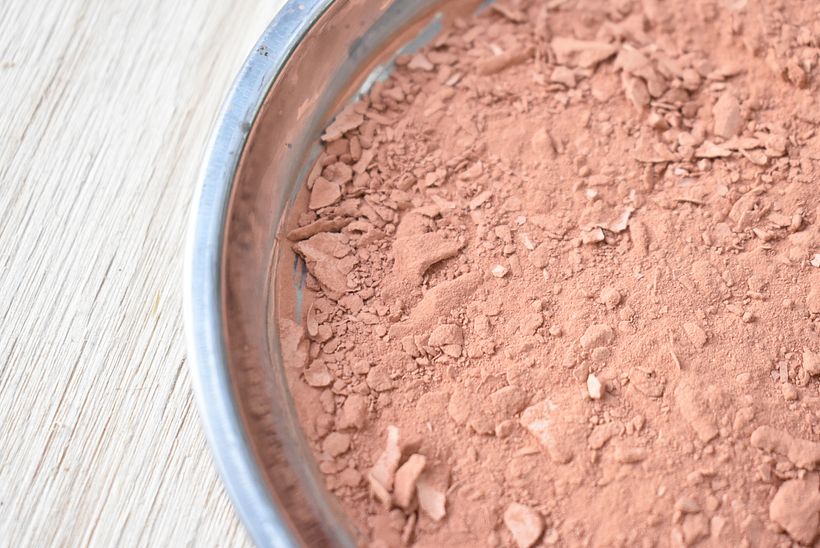 Este pigmento es térreo, derivado de tierra arcillosa.