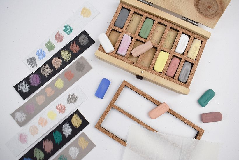 Este estuche cuioso es uno de nuestros suplementos de arte, Gises pasteles elaborados de pigmentos naturales.