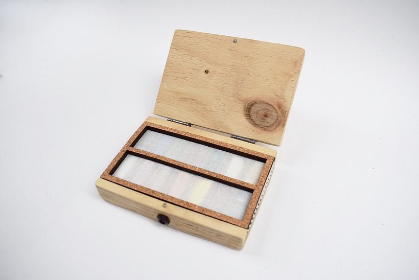 La madera y el corcho son de recuperación y de segunda mano.