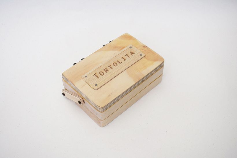 Invento Estuche Gremio. Elaborado de madera recuperada.