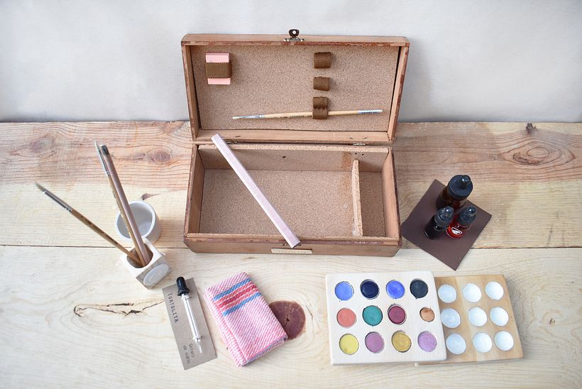 Tiene artilugios y suplementos de arte únicos.