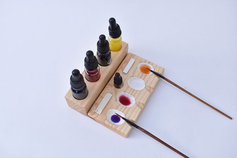 Creamos este peculiar invento para poder almacenar y ordenar nuestras tintas.