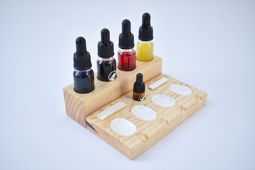 Este curioso artilugio se separa para poder almacenar tus tintas en refrigeración ordenadamente.