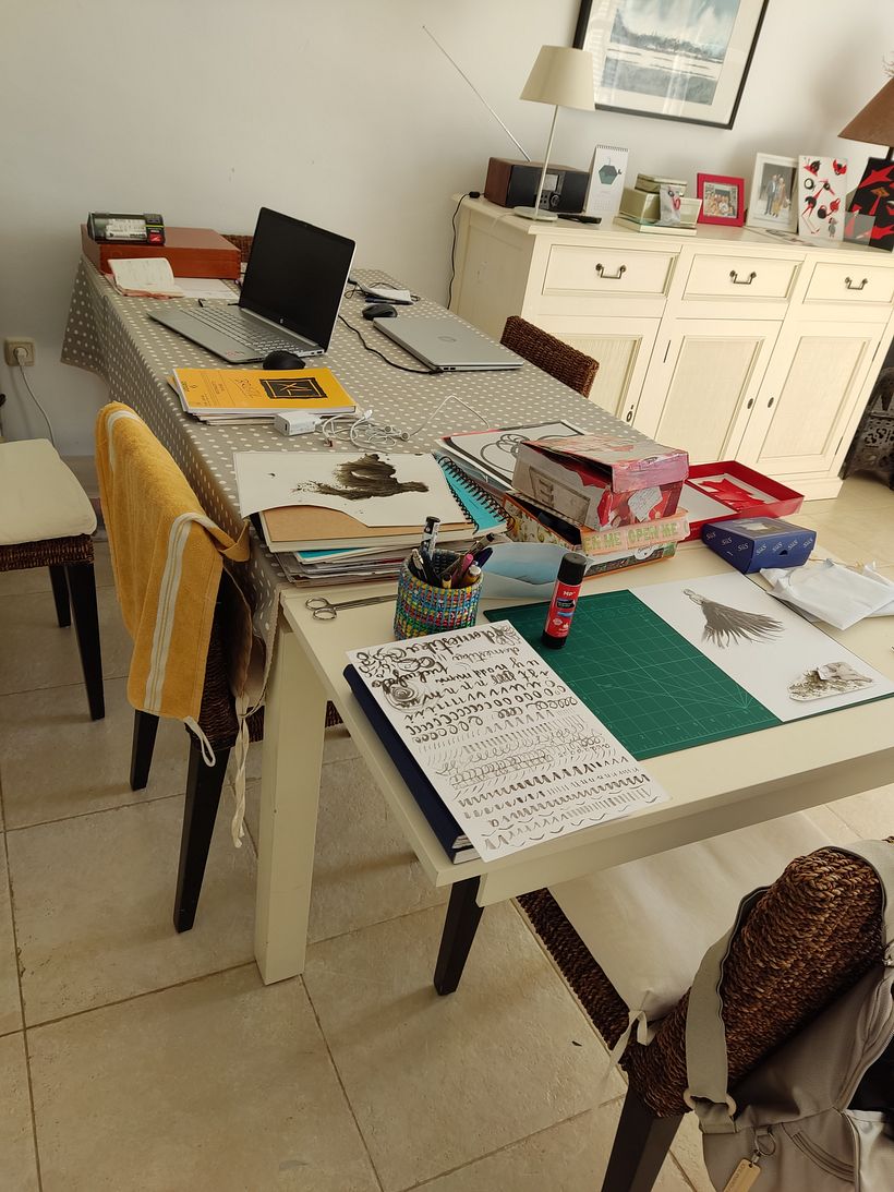 La cocina de las creaciones, con manchas, con tintas, ocupando casi todo el espacio...