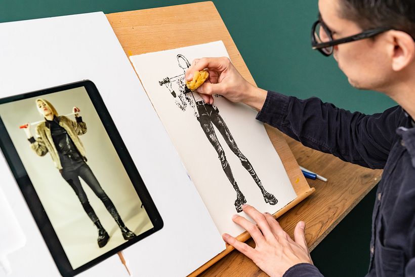 Utilizando una esponja con tinta para lograr texturas interesantes.
