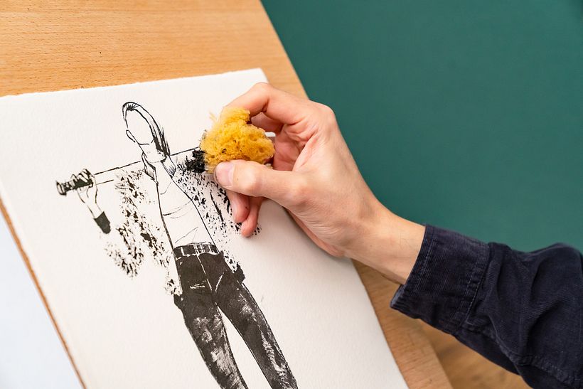 Utilizando una esponja con tinta para lograr texturas interesantes.