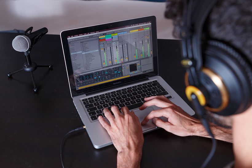 Aprende a potenciar el valor de tu historia con estos 6 cursos online de diseño de sonido y audio. 