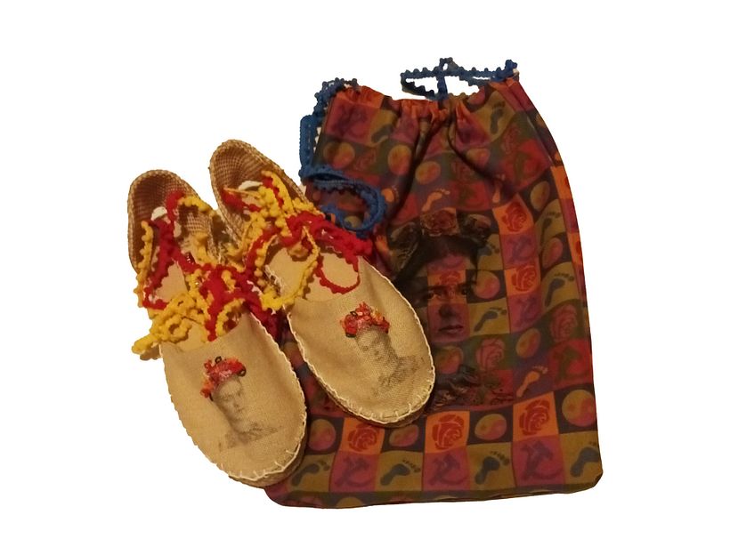 Espadrillas di ispirazione messicana con il volto di Frida Kahlo, di @dinxy.