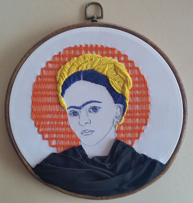 Embroidered portrait of Frida Kahlo, by @puntoluciaz.