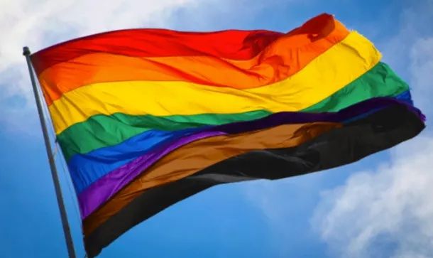 Le drapeau arc-en-ciel est un symbole d'inclusion et d'espoir pour la communauté LGBTQIA+.