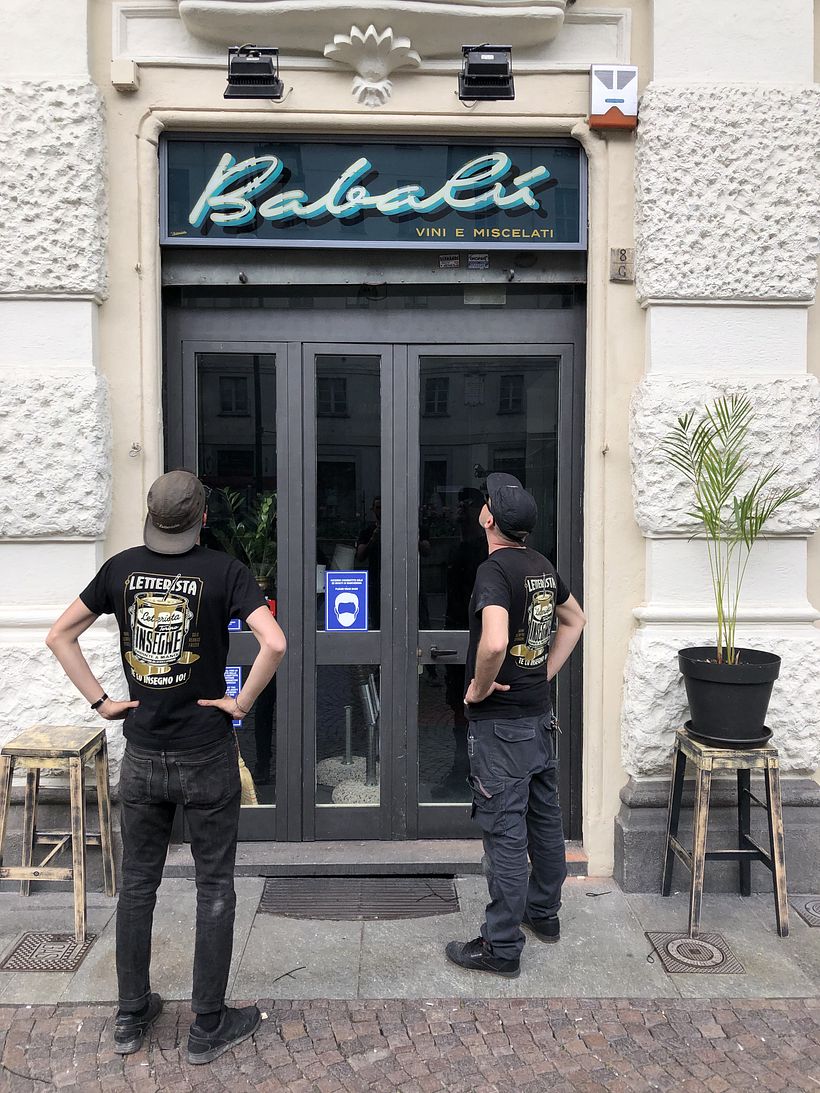Insegna Babalú, Torino - Lastra di vetro, dipinta a mano con filetto in oro zecchino specchiato