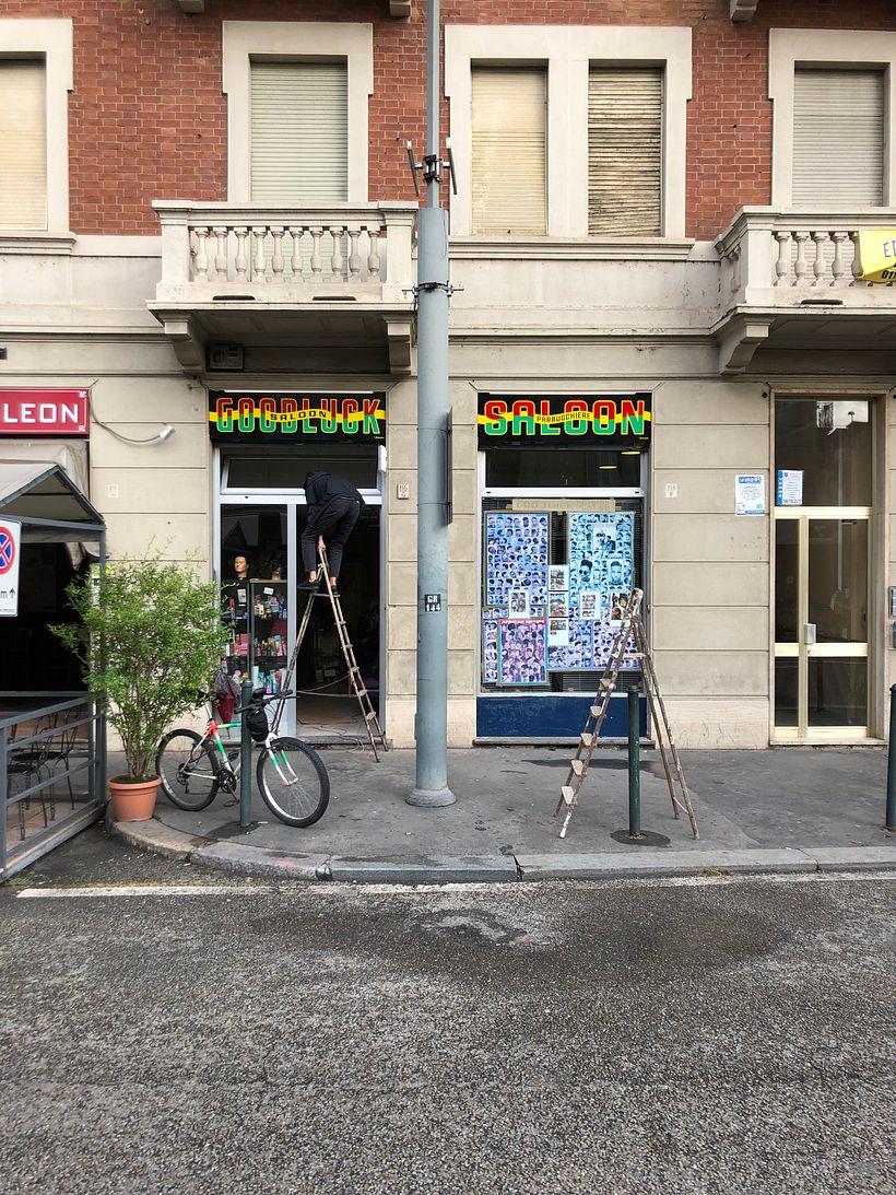 Insegna Goodluck Saloon, Torino