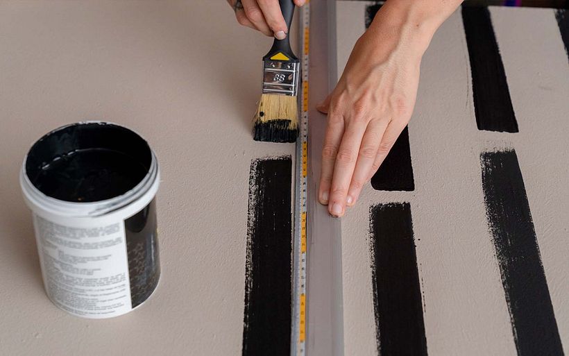 Pintar uma cabeceira em cores neutras pode trazer um padrão sutil ao seu quarto