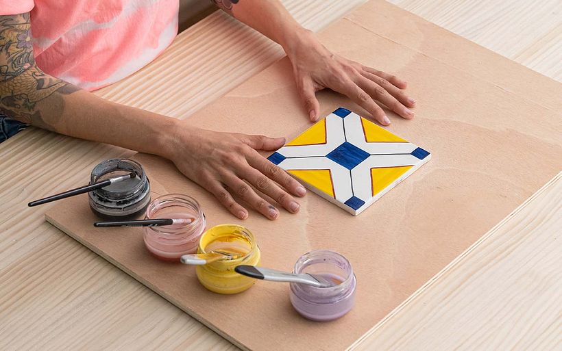 Ajuzelos de estilo português pintados em cores vibrantes