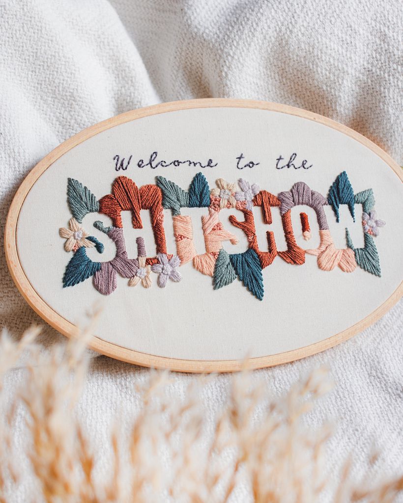 Durch die Blumen und die Schrift entsteht der sogenannte "negative Space" Effekt.