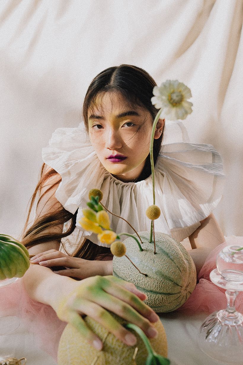 O título é Petal e a história de moda é estrelada por uma modelo em 3 cenários diferentes.