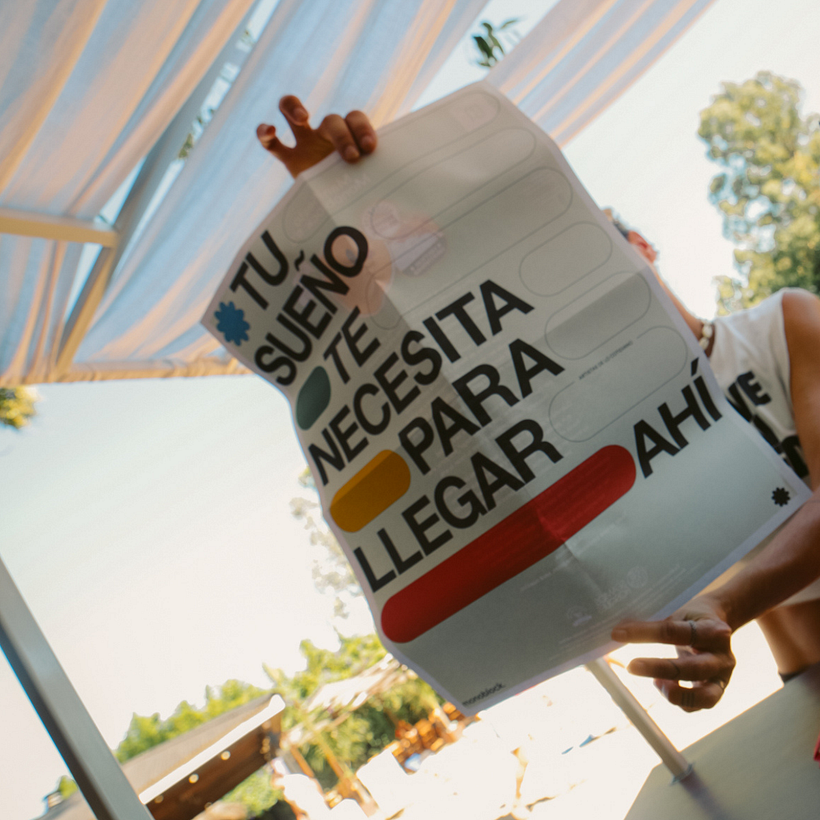 El muy anticipado póster manifiesto, la sorpresa que cambia año a año. Fotografía gentileza de Coni Dietrich.