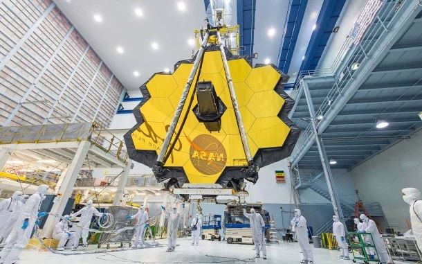 Le télescope en construction. Image : NASA/Desiree Stover.