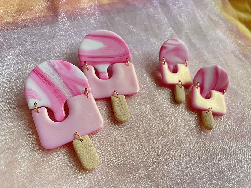 Marbling used on the top part to look like melted ice cream, textured beige clay to look like wooden popsicle sticks