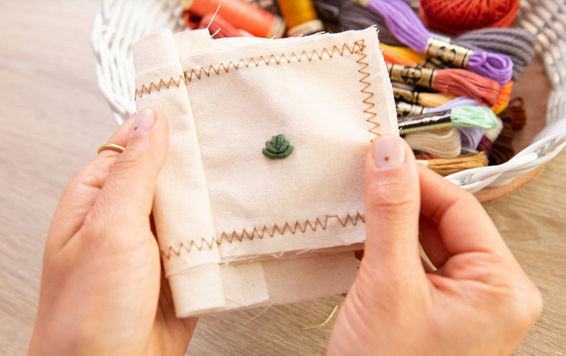 Ejemplo de puntada rococó que aprenderás gracias a Manos que bordan. 