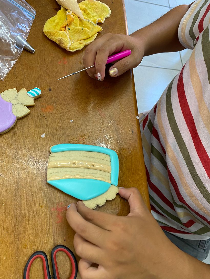Decorando la rebanada de pastel 