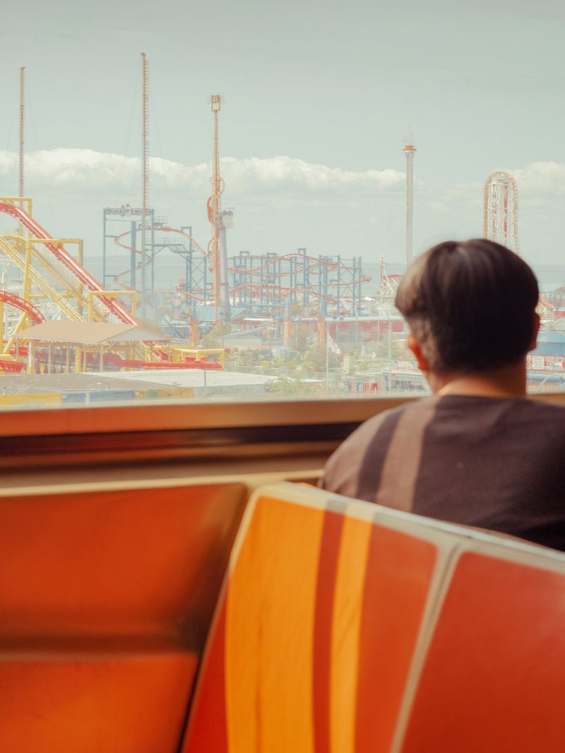 Foto editada de — Vista do parque de diversões do metrô, Coney Island, junho de 2022