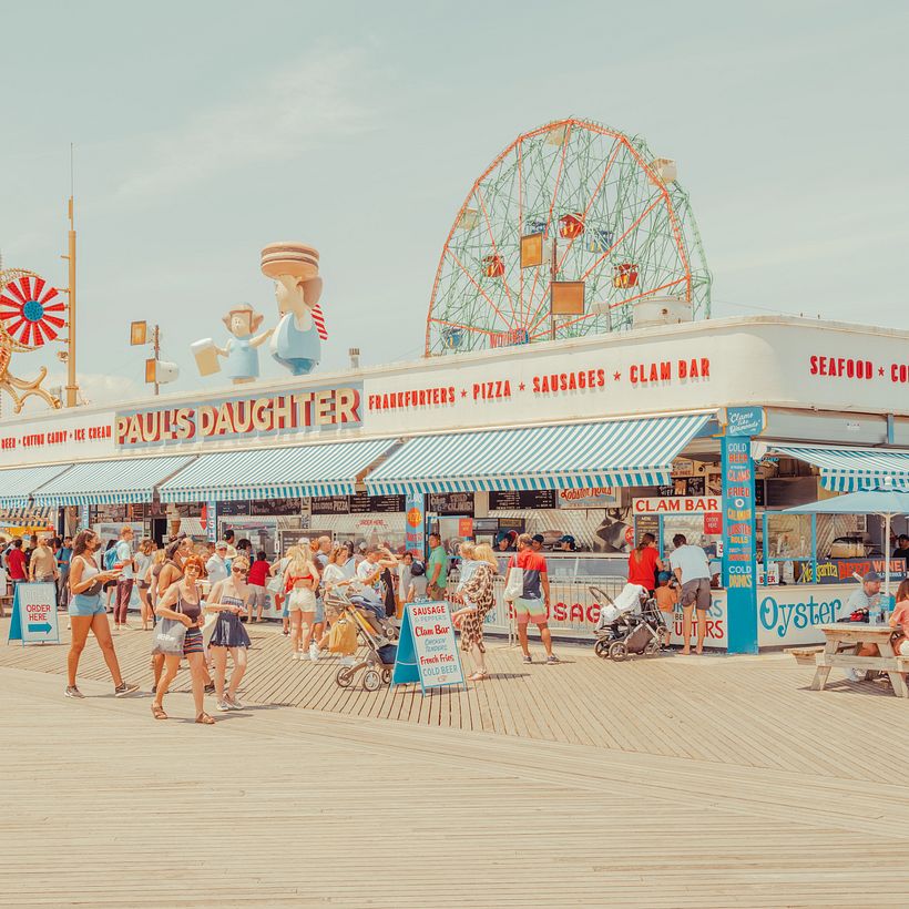 Foto editada de — Paul's Daughter, Coney Island, junho de 2022