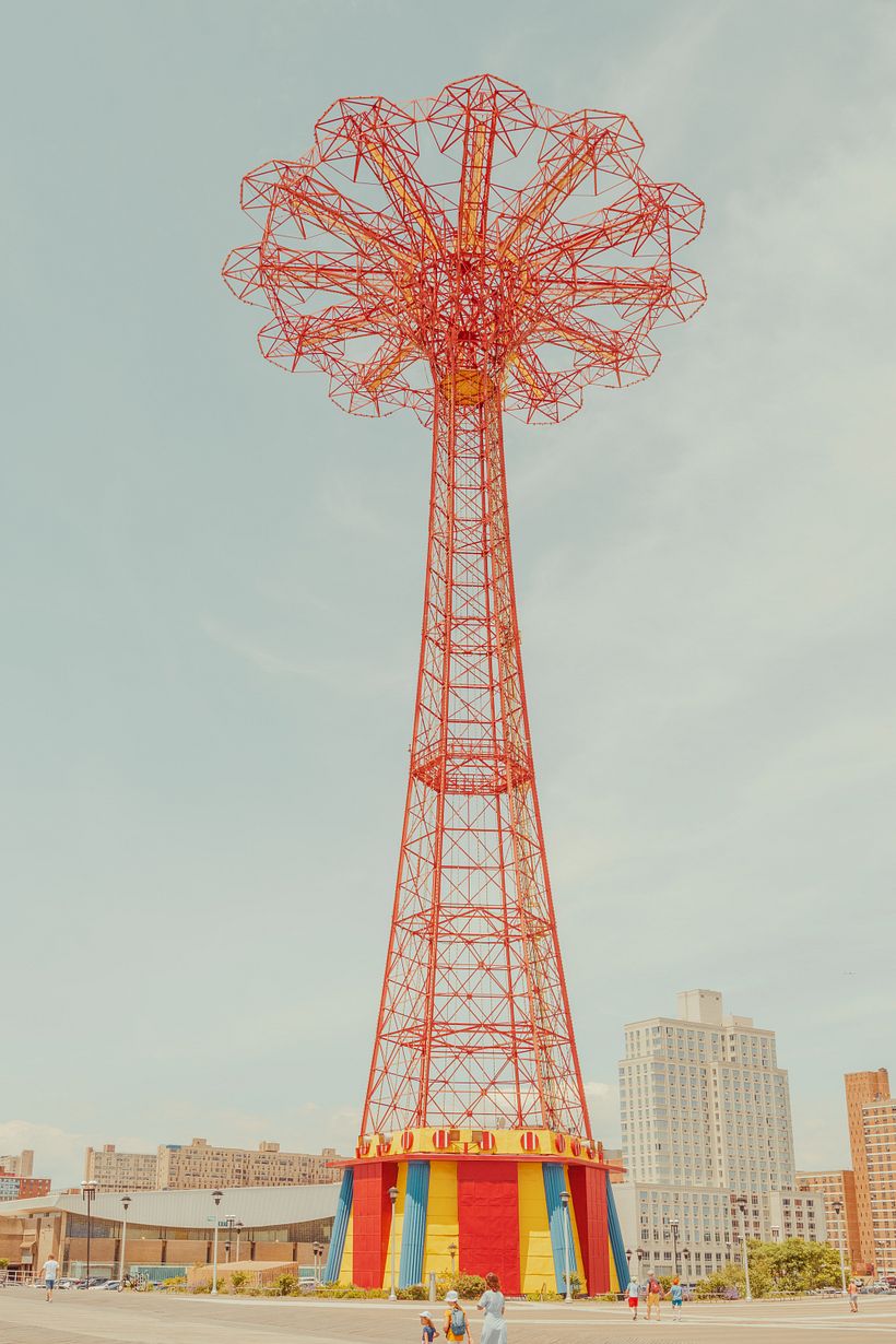 Foto editada de — The Red Tower, Coney Island, junho de 2022