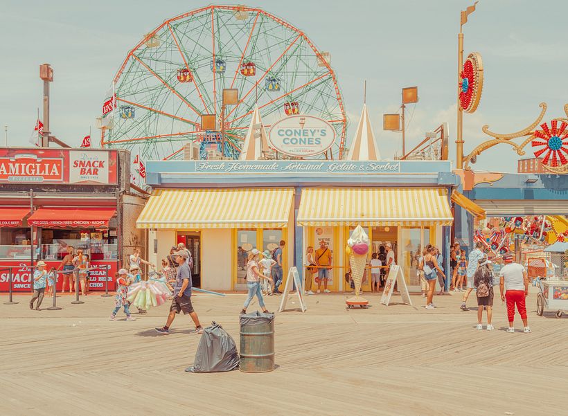 Foto editada de —Coney's Cones, Coney Island, junho de 2022