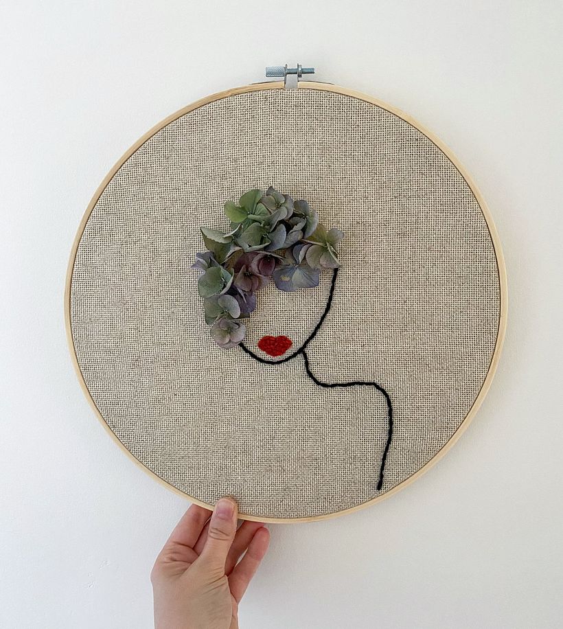 Et d'autres styles, comme ici avec cette femme aux hortensias.