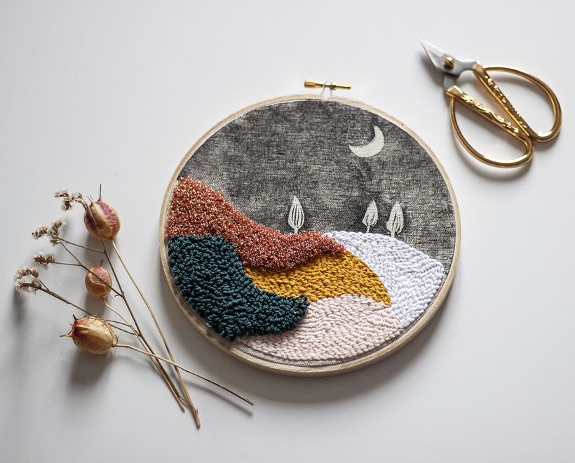 El resultado final: una creación para la revista Koel. Trabajé con una aguja perforadora ultra sobre lienzo de algodón.