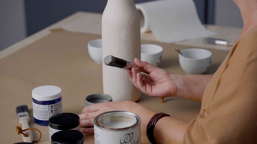 Reúne todos los materiales antes de empezar y utiliza los colores que más te inspiren para pintar y reciclar el jarrón.
