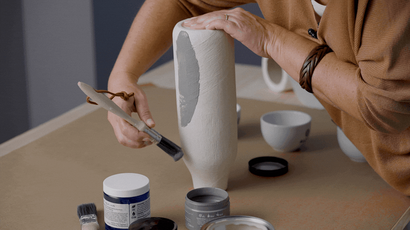 Realiza pinceladas amplias y con la pintura justa para conseguir capas finas.