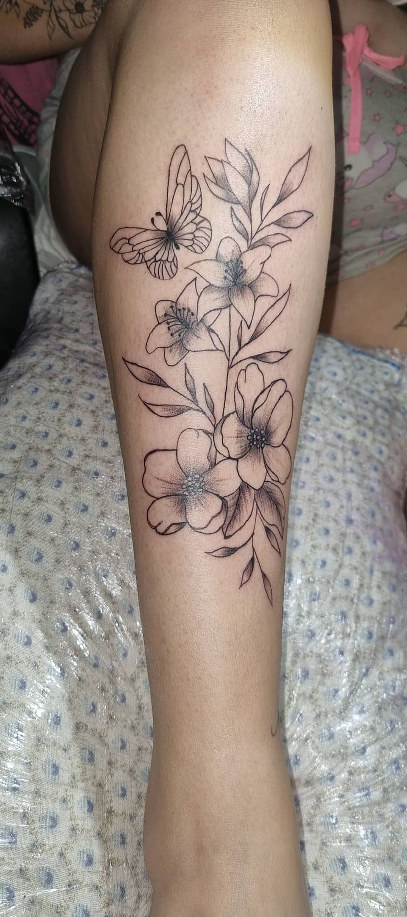 primeira tatuagem que fiz de flores a mim mesma