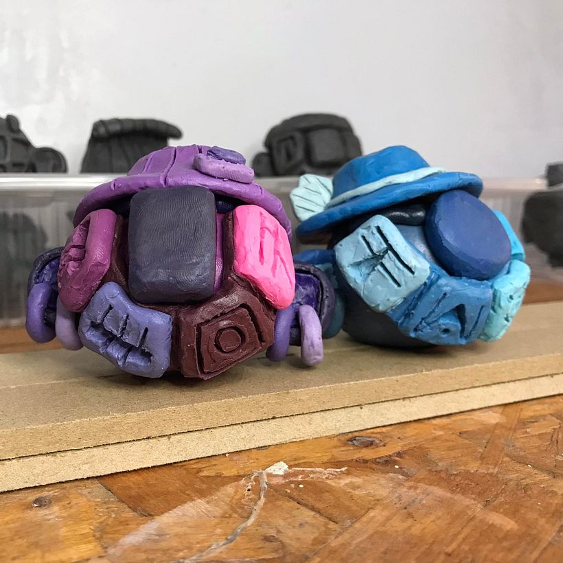 Two Cholos - En esta etapa desarrolle mas los detalles como el tallado de letras en plastilina