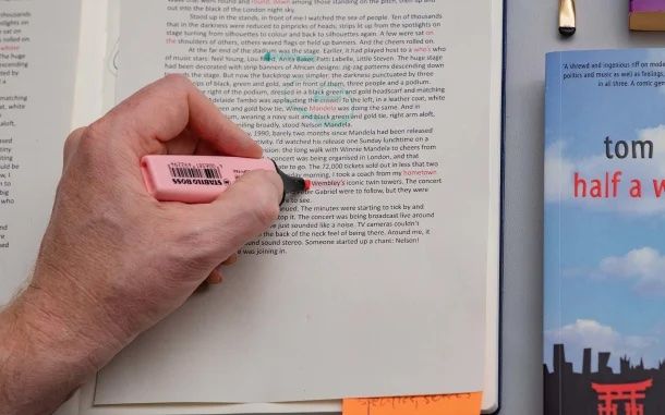 On dit que "l'écriture est une réécriture" - vous pouvez toujours revoir votre texte plus tard pour vous assurer que les émot