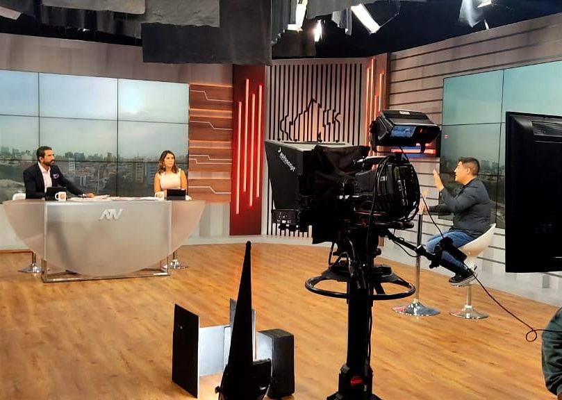 Aquí de visita en un canal de televisión: el libro generó un gran revuelo al ser un Gringasho un personaje bastante «célebre»