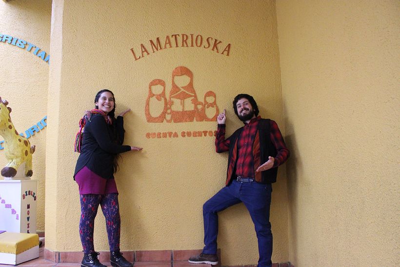 Un colegio de Curicó, Chile, nos recibe con nuestro logo en uno de sus muros