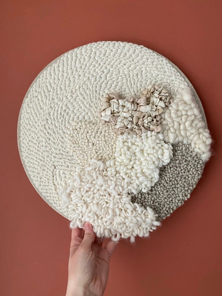 Une fois que c'est fait, on fixe la toile à un cercle en bois avec de la colle. Il ne manque plus que les fleurs séchées.