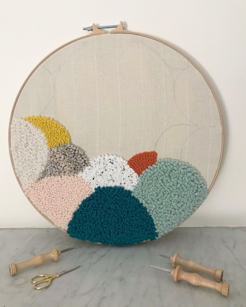 Ici par exemple, j'ai utilisé un cercle de 50 cm de diamètre et 3 punch needles différentes (8 et 10 regular, et 14). .