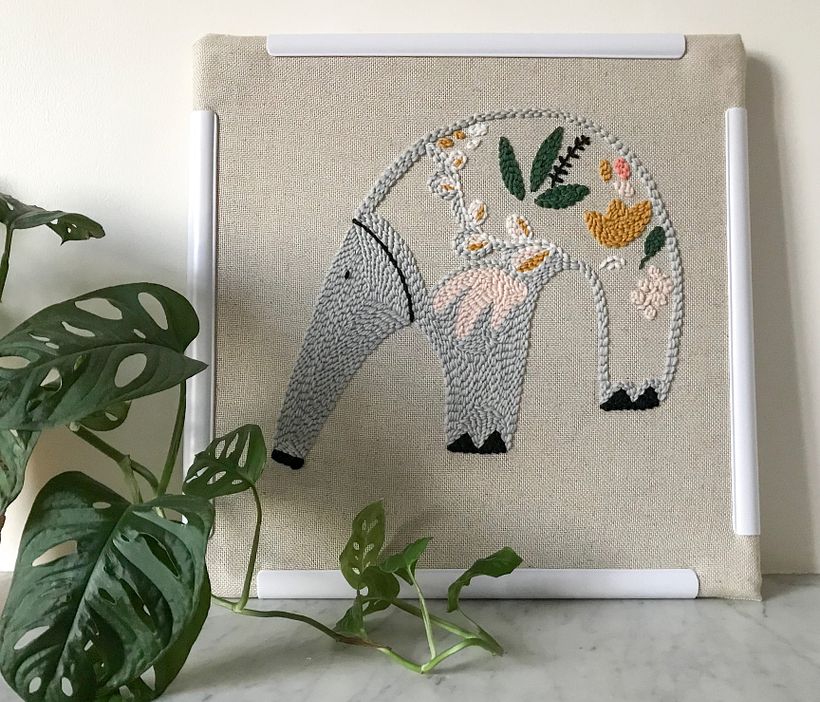 Première étape : puncher le doudou. Ici j'ai installé la toile sur un cadre à quilter de 40 par 40 cm. 