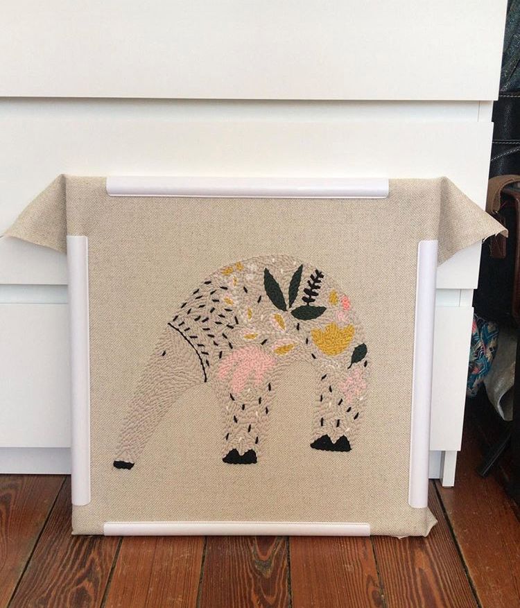 Ensuite j'ai ajouté tous les petits poils et l'oeil du tapir à la main, avec une aiguille à laine.