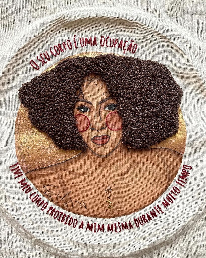 Retrato bordado da cantora e atriz Linn da Quebrada