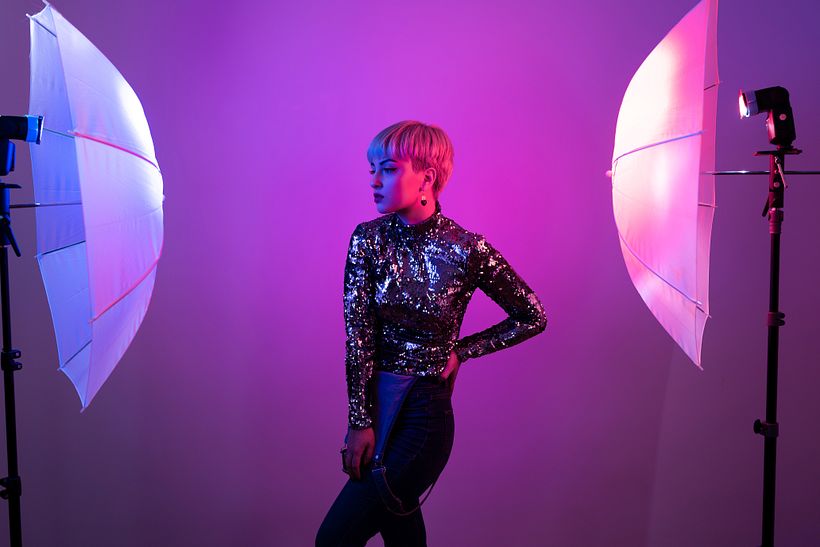 Descubre 11 maneras de usar un Flash de mano y domina la iluminación fotográfica en estudio.