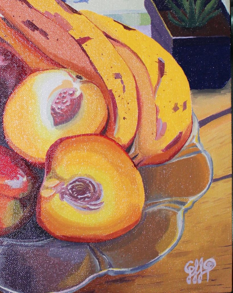 Detalle de duraznos y plátanos.
