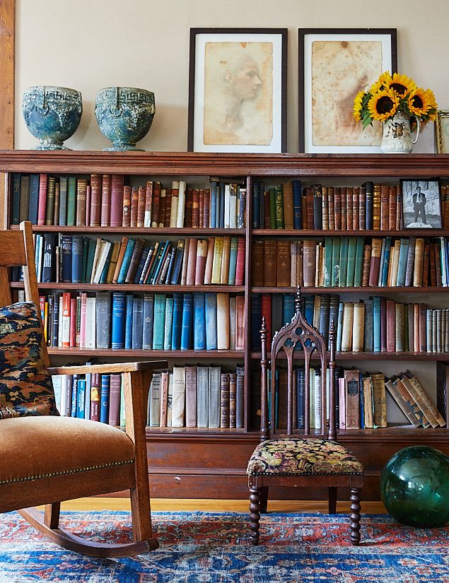 Toni blu, verdi e marroni in una biblioteca.