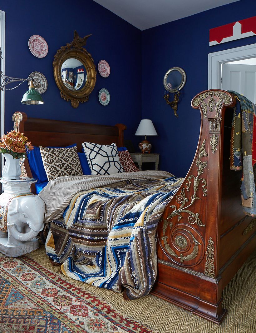 Una meravigliosa vecchia trapunta trovata su eBay ha dato il via alla scelta dei colori per questa camera da letto.