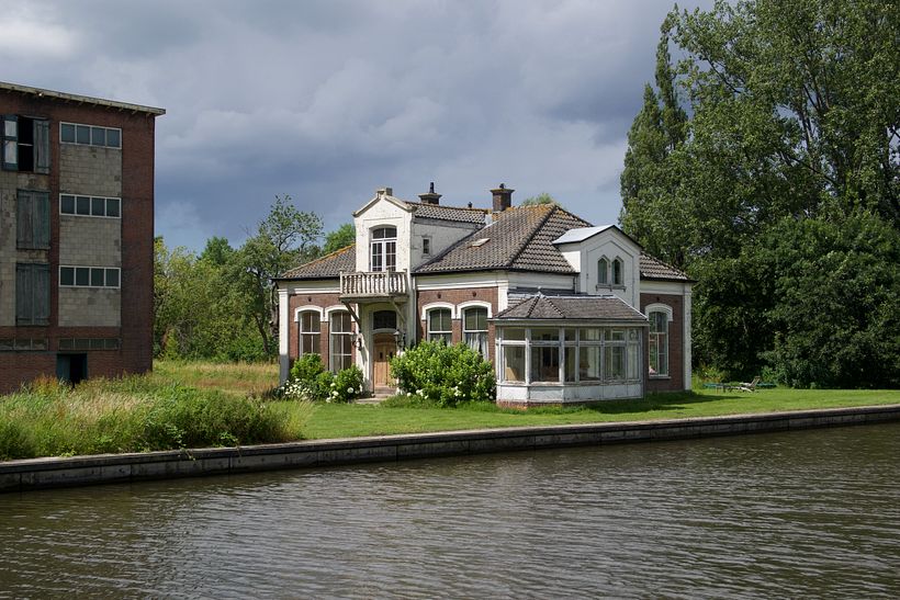 Foto van de leegstaande directeurswoning.
